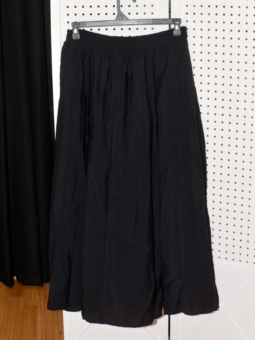 Plus Size 2 2X Torrid Black Crinkle / Hammered Rayon Maxi Skirt Smocked Waist